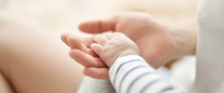 Waarom huid-op-huidcontact zo belangrijk is voor ouder en baby